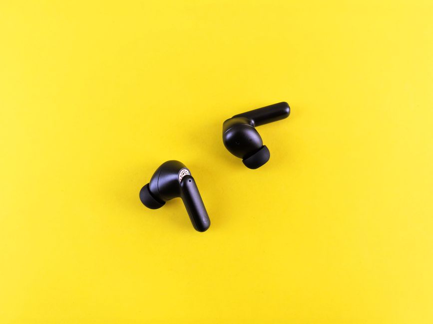 Wireless Earbuds Under ₹2,000: Smart Buy or Total Waste?